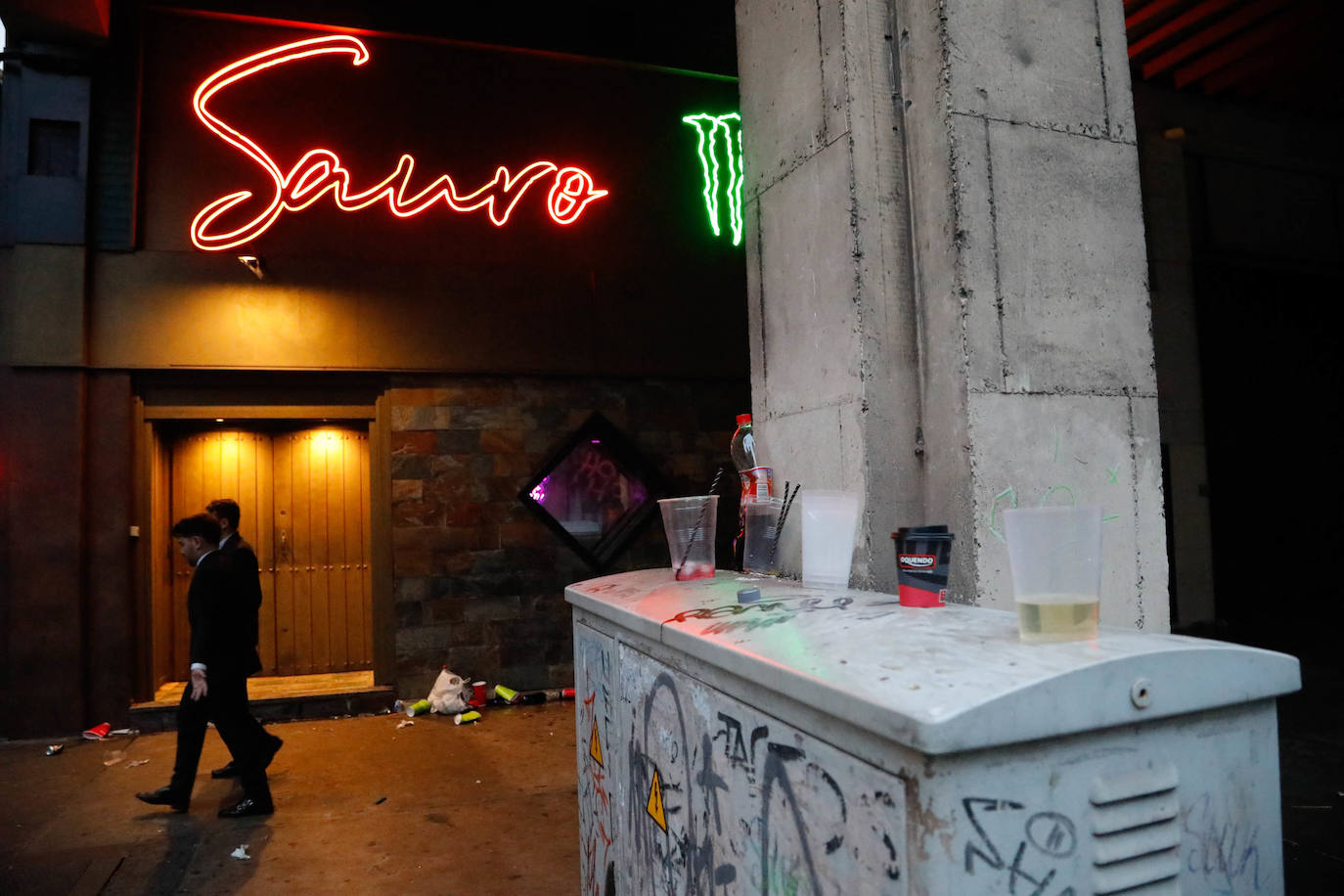 Toneladas de basura en Gijón tras la fiesta de Nochevieja