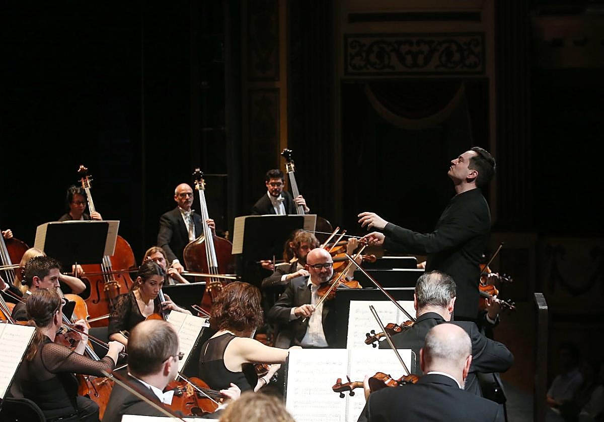El maestro López-Reynosa se puso al frente de Oviedo Filarmonía.