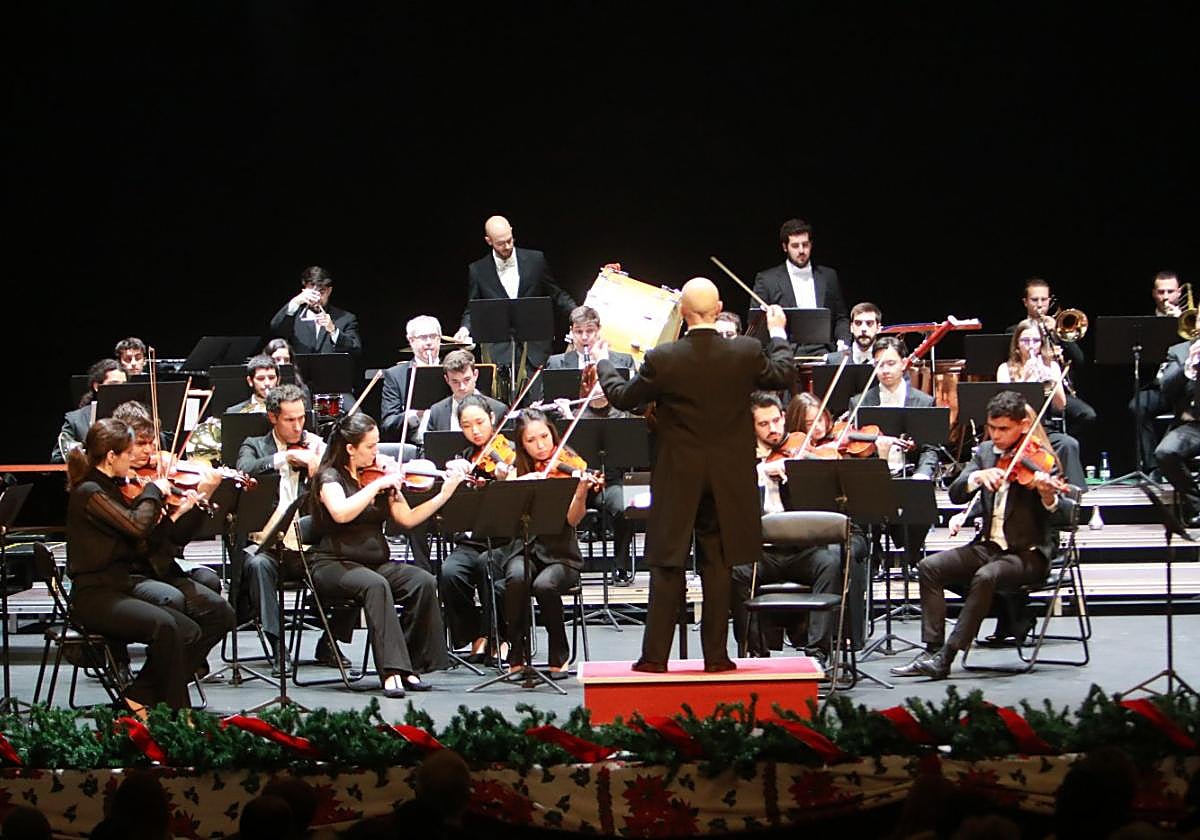La Orquesta Mercadante, al inicio del concierto, bajo la dirección de Mariano Rivas.