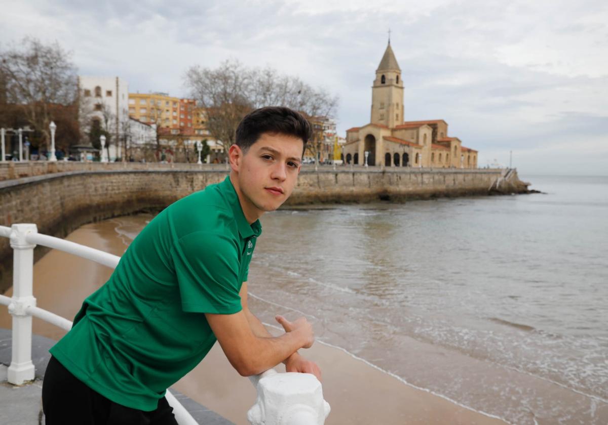 Marqués posa en el Muro, a la altura de donde estaba situada la meta de la San Silvestre.