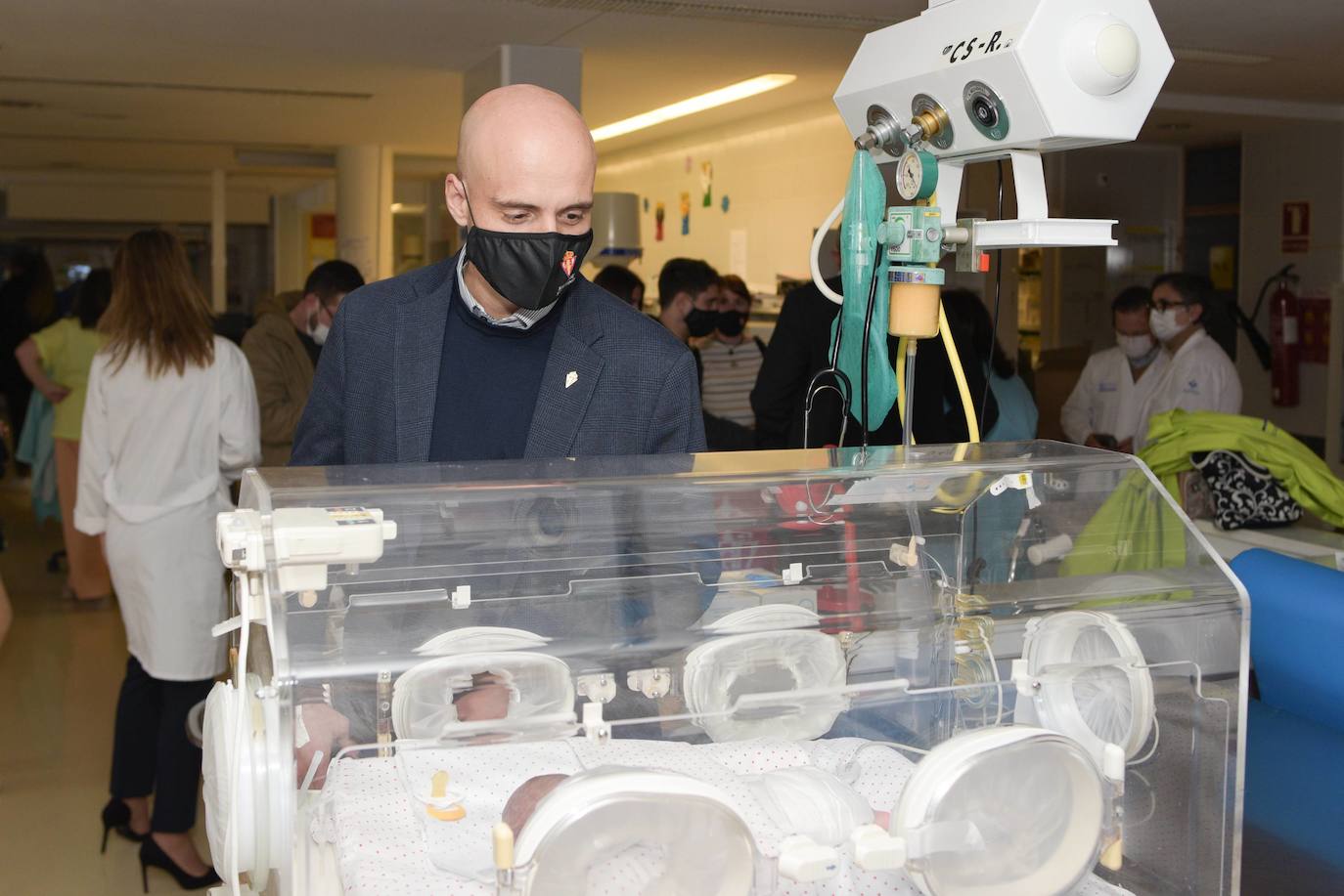 Imagen secundaria 2 - Adriana, Izquierdoz, Zarfino y Yaiza, con un padre y su bebé. David Guerra, ante una de las incubadoras del área de Neonatología. 