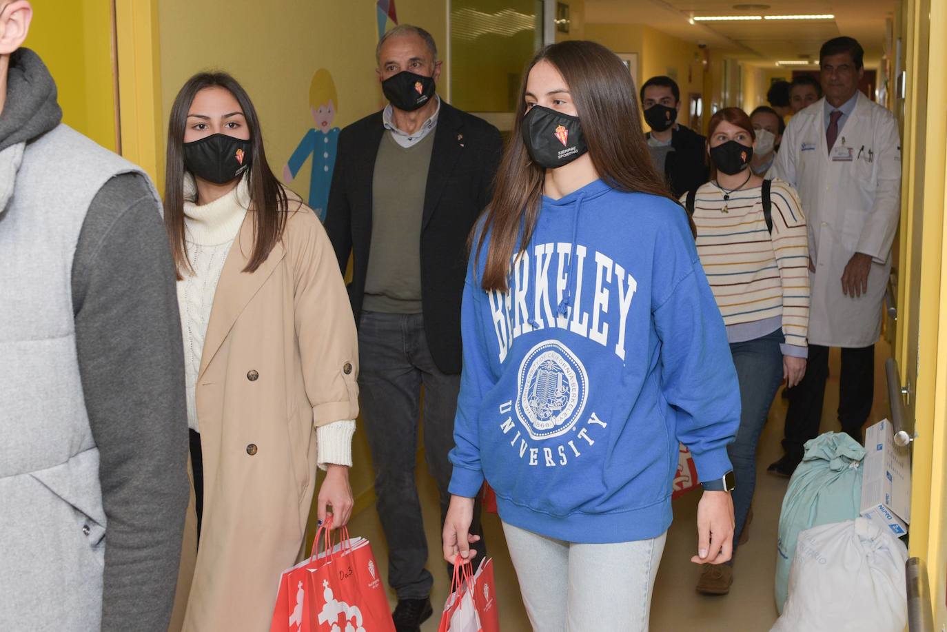 El Sporting visita a los niños ingresados en Cabueñes