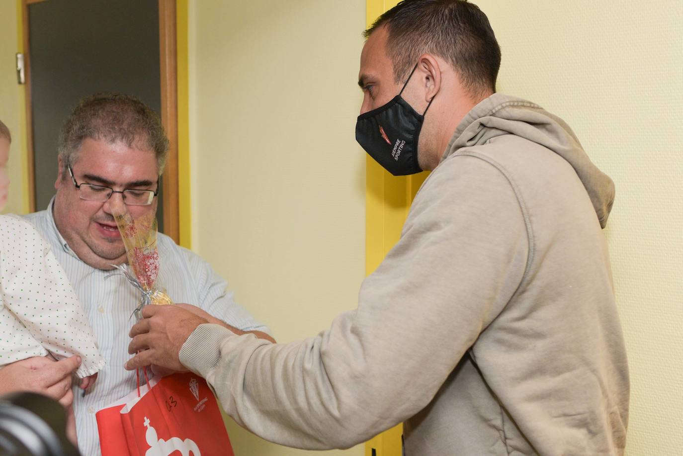 El Sporting visita a los niños ingresados en Cabueñes