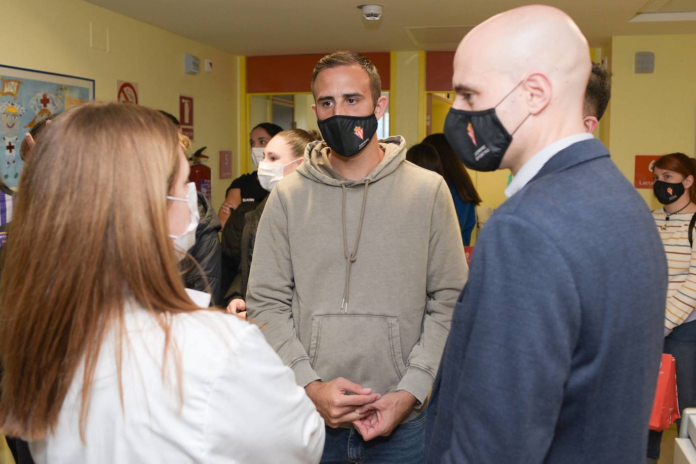 El Sporting visita a los niños ingresados en Cabueñes