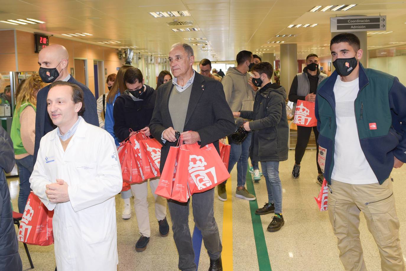 El Sporting visita a los niños ingresados en Cabueñes