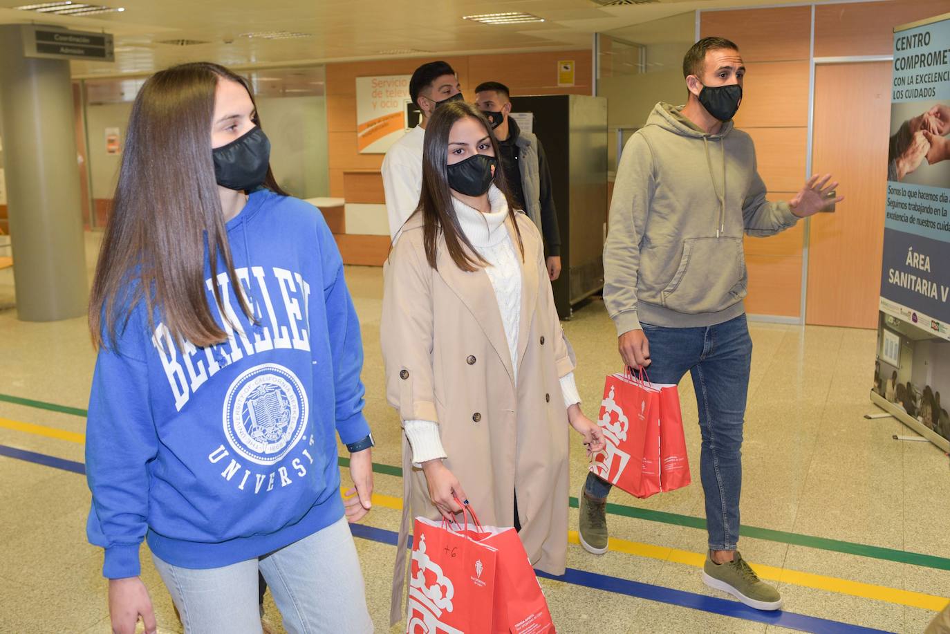 El Sporting visita a los niños ingresados en Cabueñes