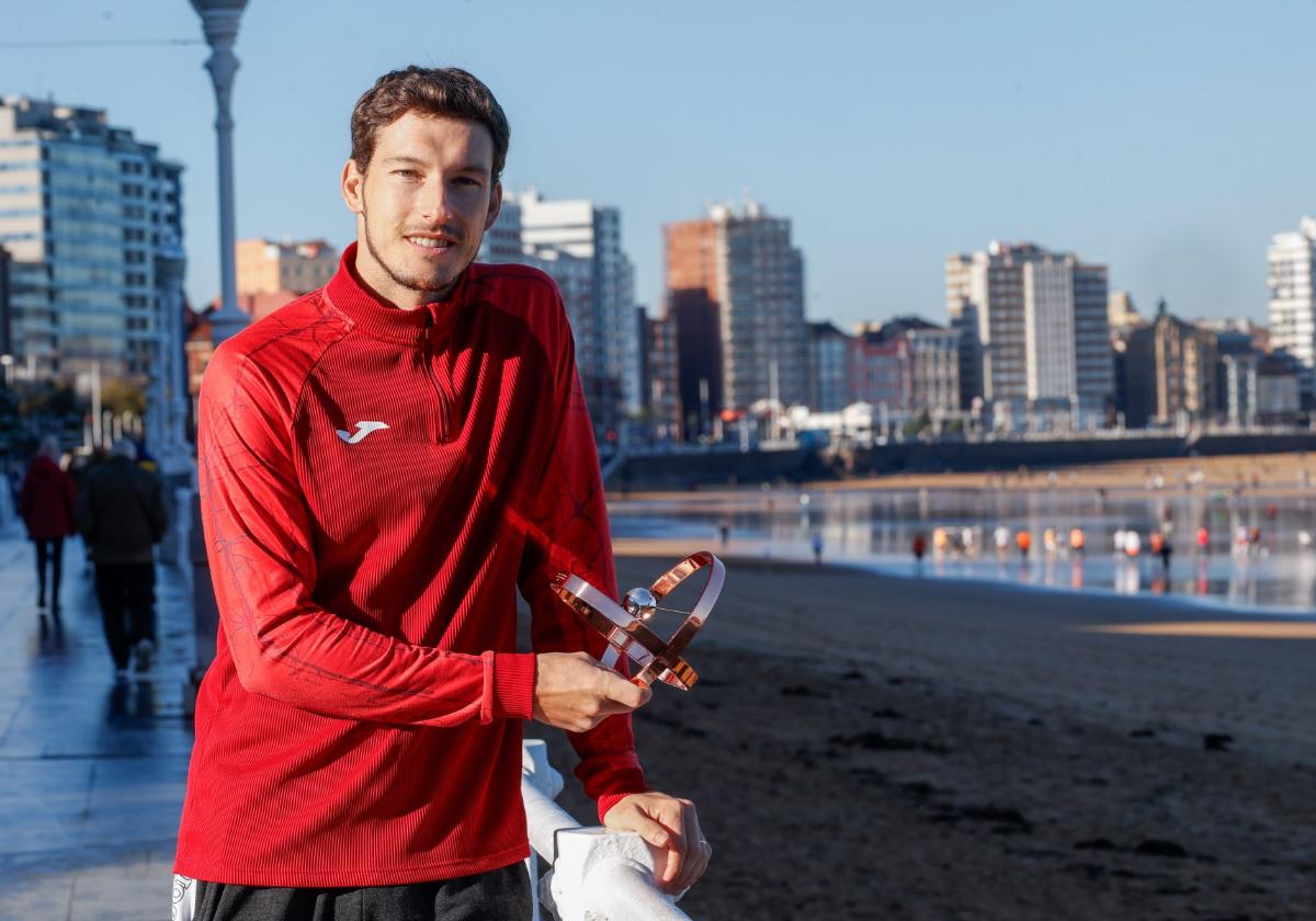 El tenista gijonés Pablo Carreño, con su trofeo del Master 1000 de Montreal de 2022, su mayor logro a nivel individual en el Circuito ATP, en el paseo de la playa San Lorenzo.