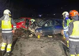 Bomberos y Guardia Civil en el lugar del accidente mortal del corredor del Nalón, el último en carreteras asturianas de 2023.