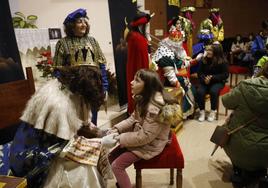 Los Reyes Magos recibieron en la iglesia de San Nicolás en El Coto a los niños del barrio.