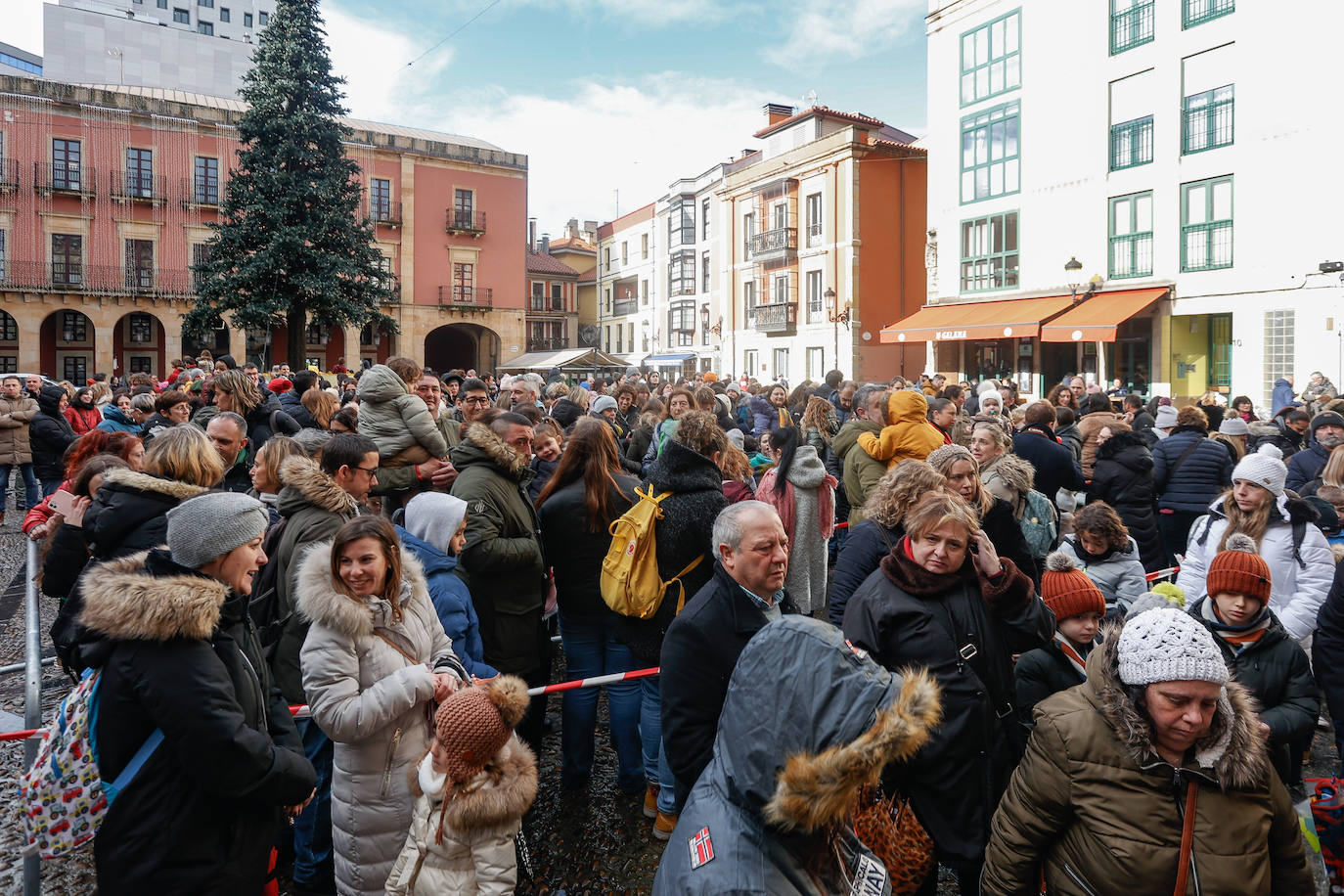 Desembarco de ilusión en Gijón con la llegada de los Reyes Magos