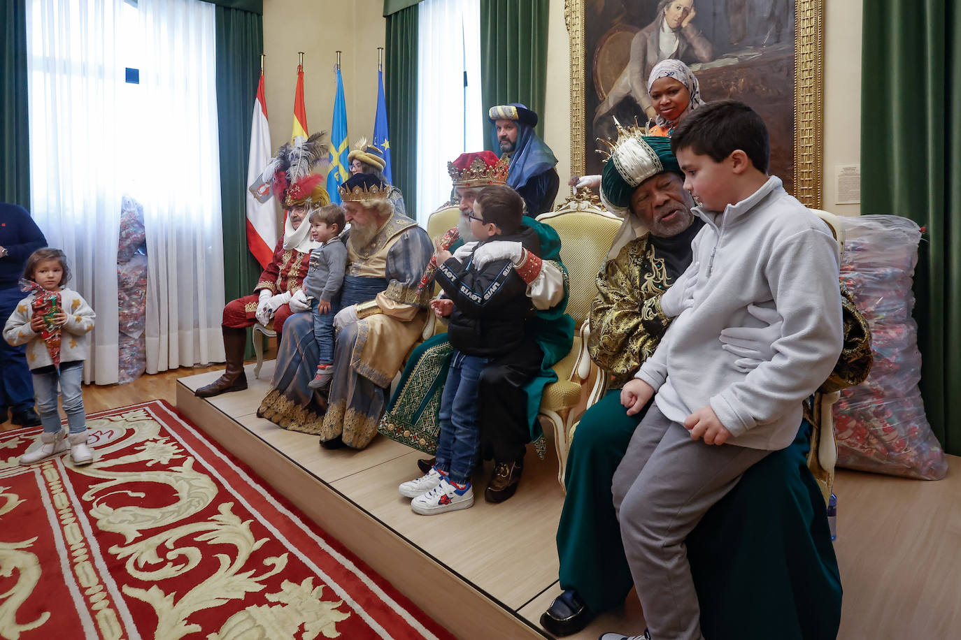 Desembarco de ilusión en Gijón con la llegada de los Reyes Magos