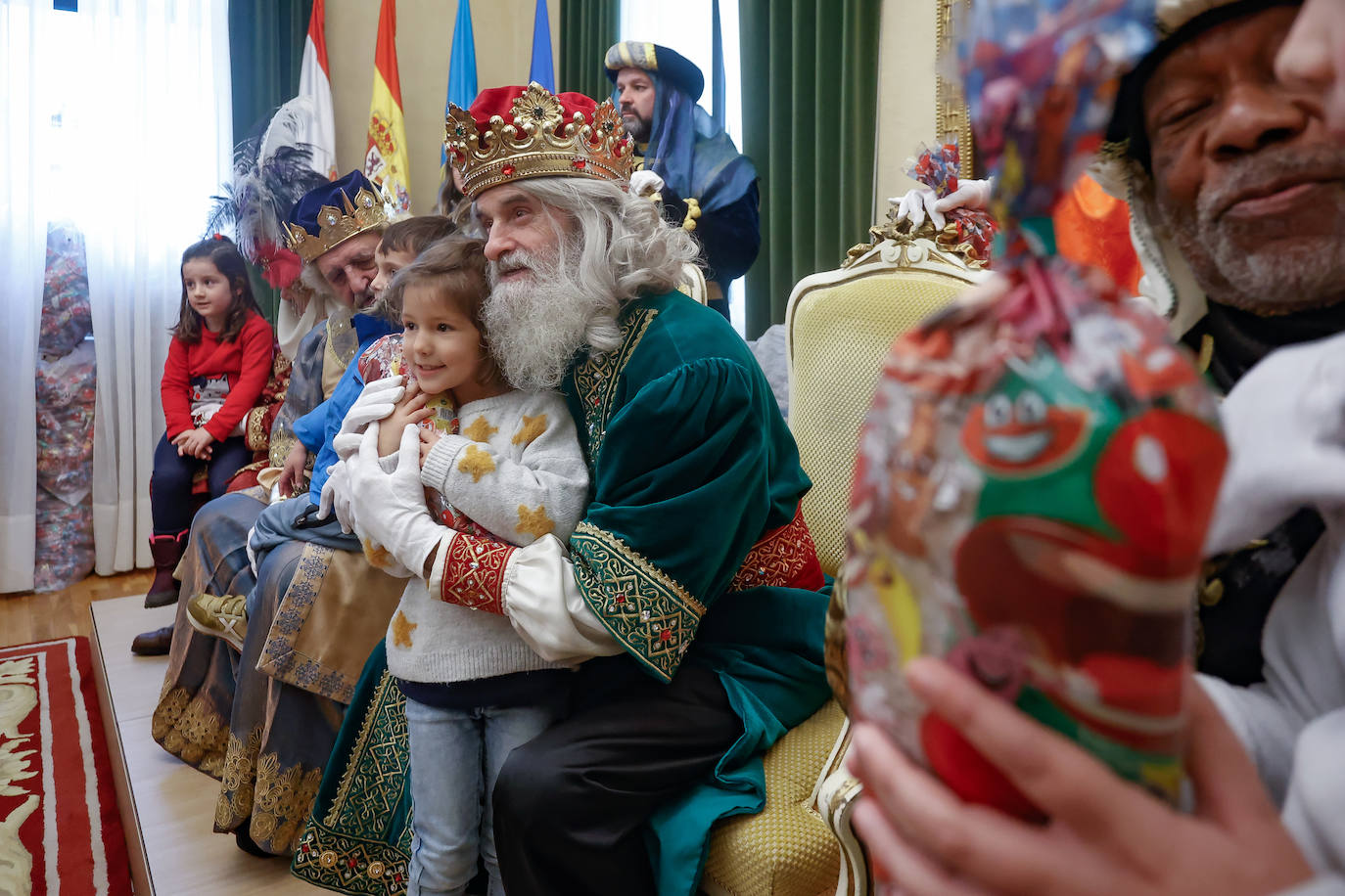 Desembarco de ilusión en Gijón con la llegada de los Reyes Magos