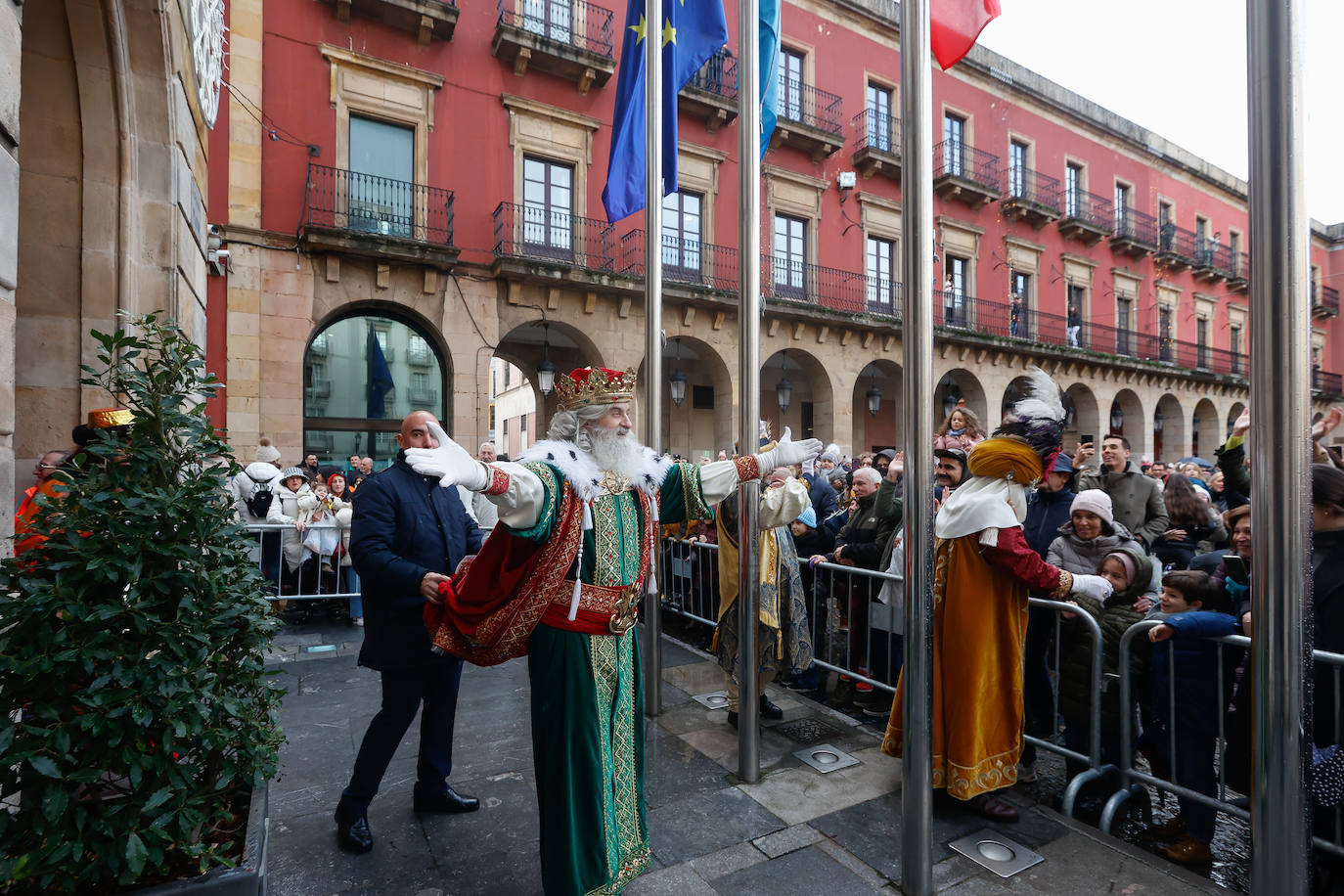Desembarco de ilusión en Gijón con la llegada de los Reyes Magos