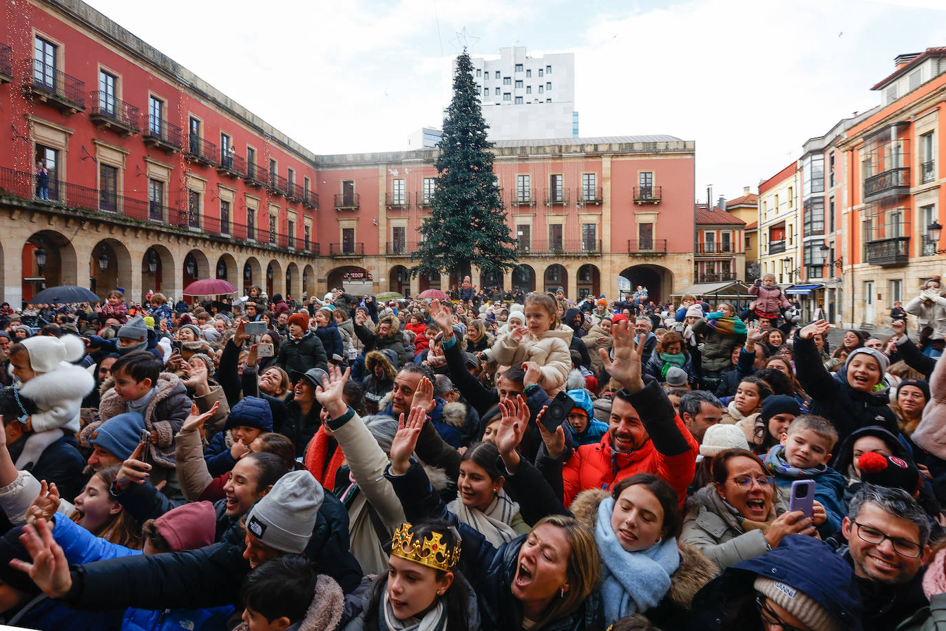 Desembarco de ilusión en Gijón con la llegada de los Reyes Magos