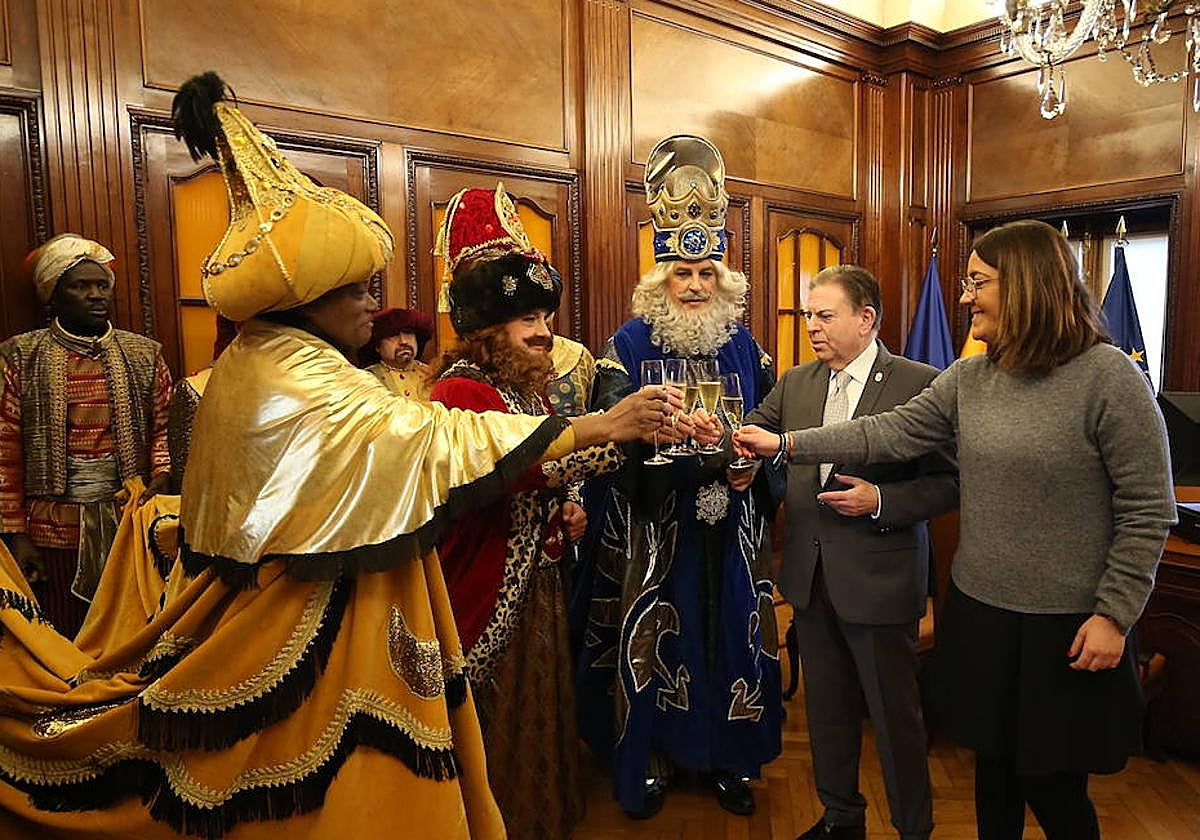 El alcalde de Oviedo brinda con Sus Majestades de Oriente.