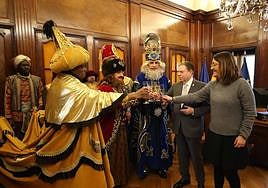 El alcalde de Oviedo brinda con Sus Majestades de Oriente.