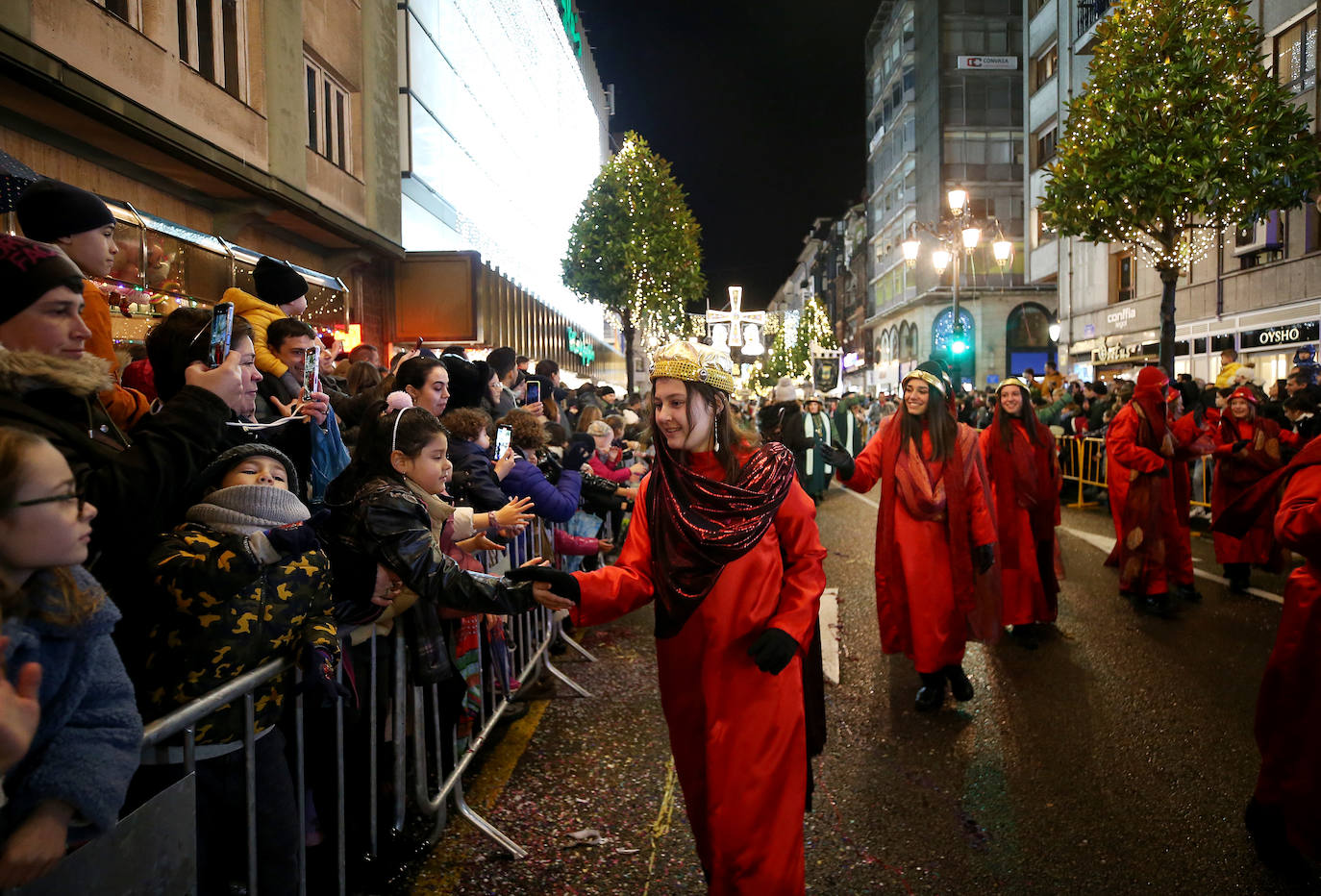 La cabalgata llena de magia e ilusión las calles de Oviedo