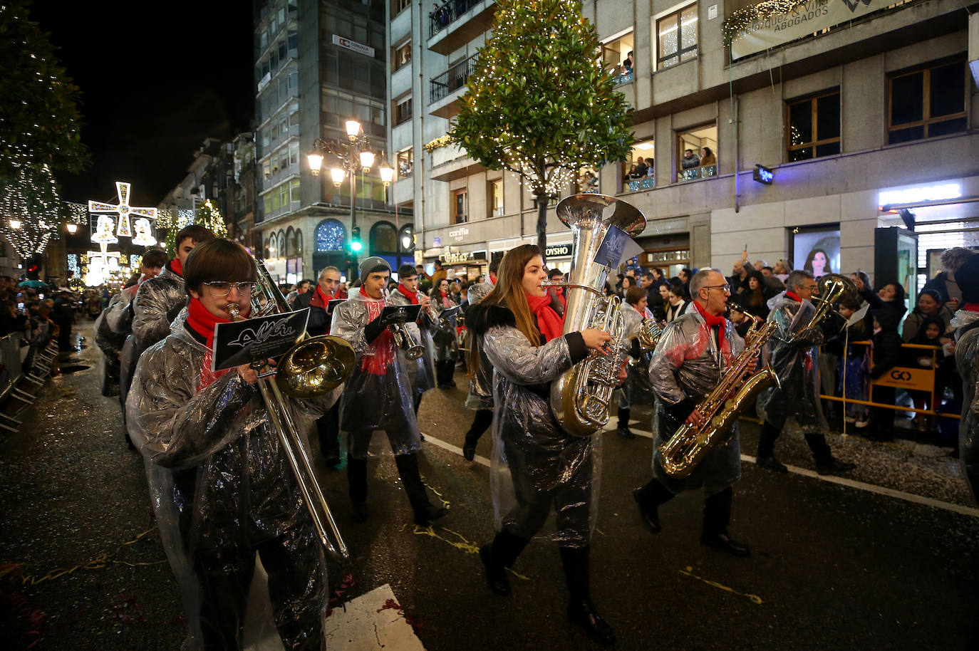 La cabalgata llena de magia e ilusión las calles de Oviedo