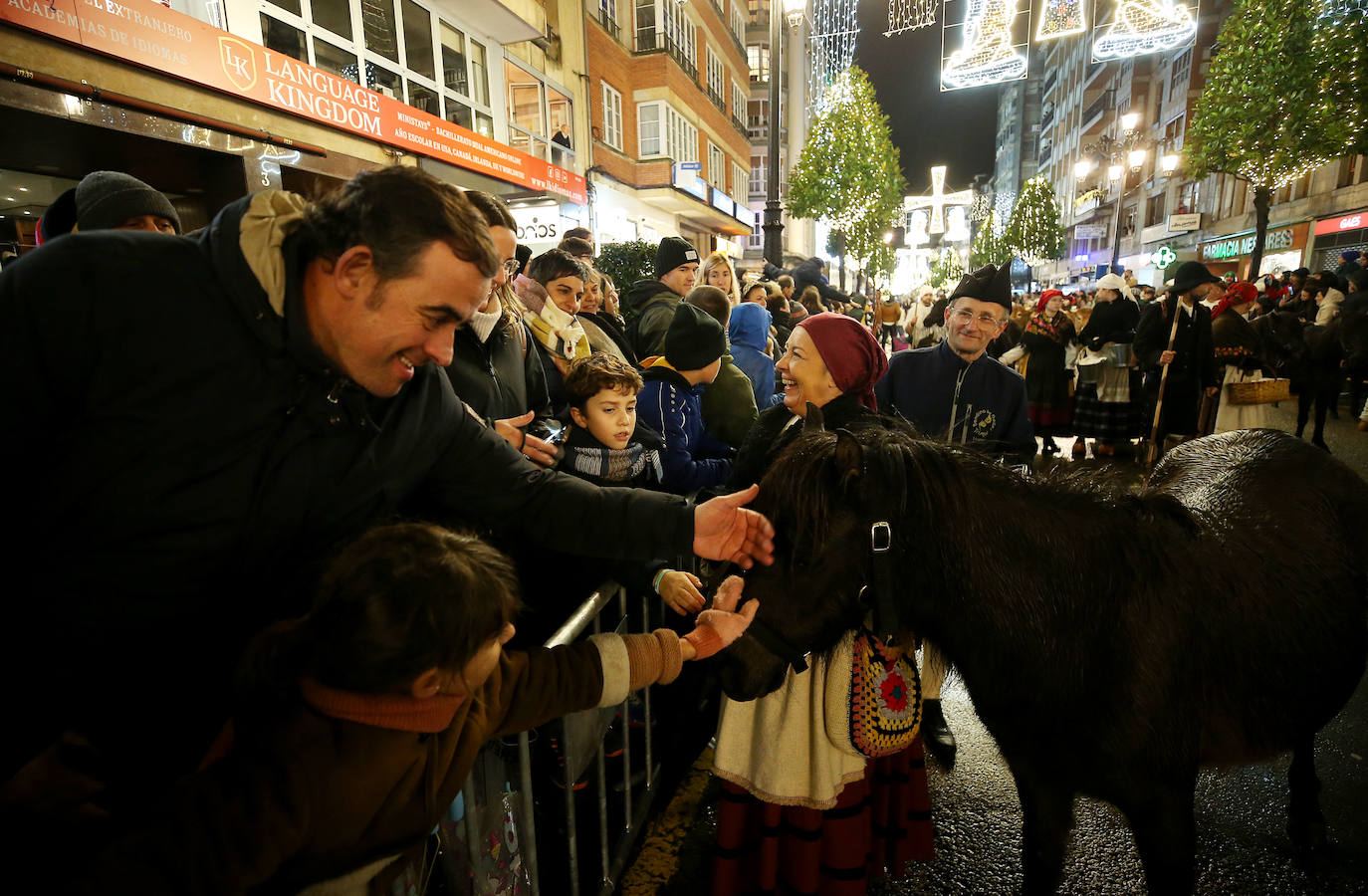 La cabalgata llena de magia e ilusión las calles de Oviedo