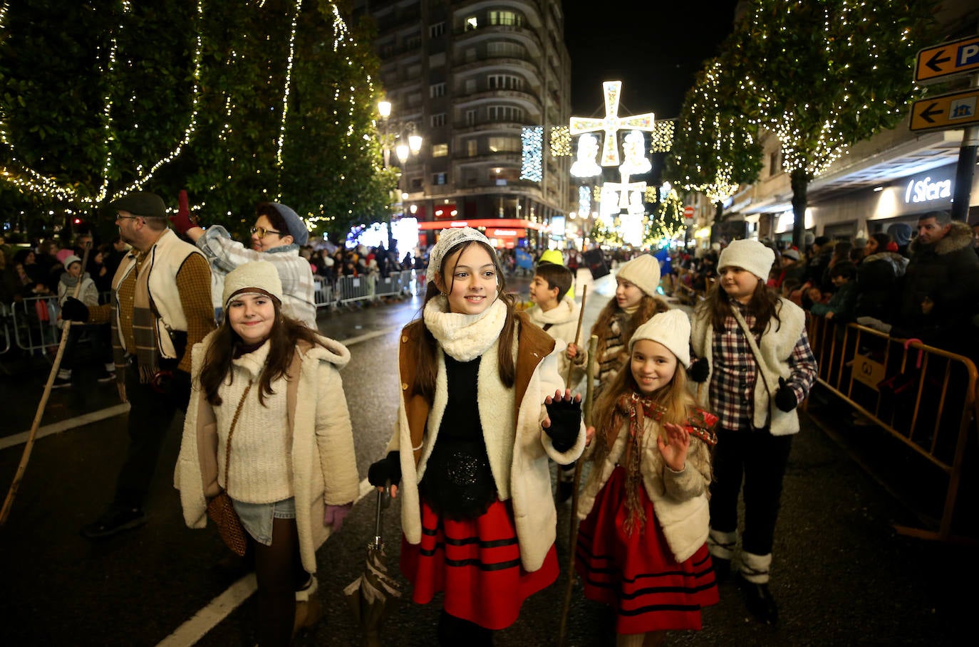 La cabalgata llena de magia e ilusión las calles de Oviedo