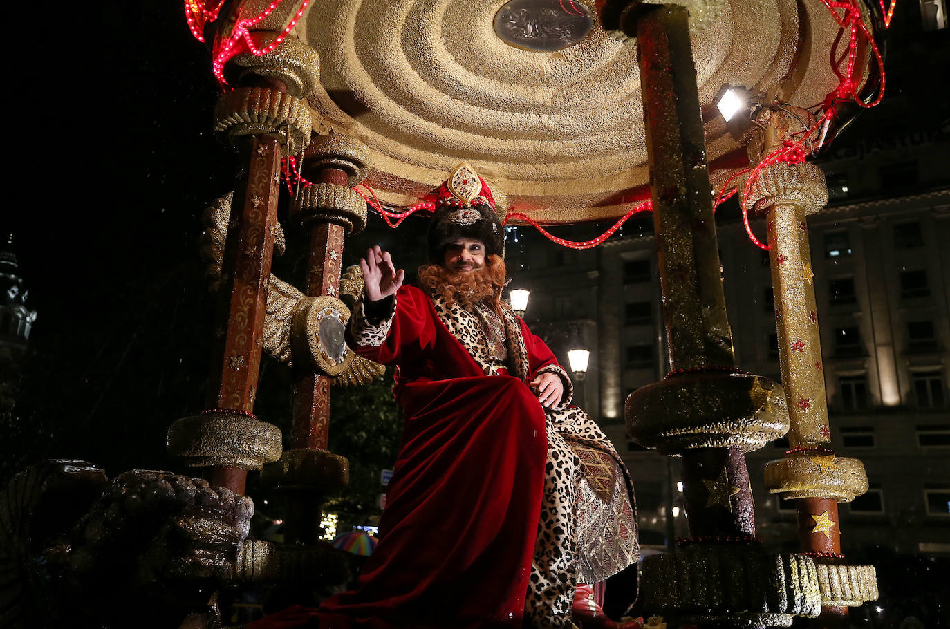 La cabalgata llena de magia e ilusión las calles de Oviedo