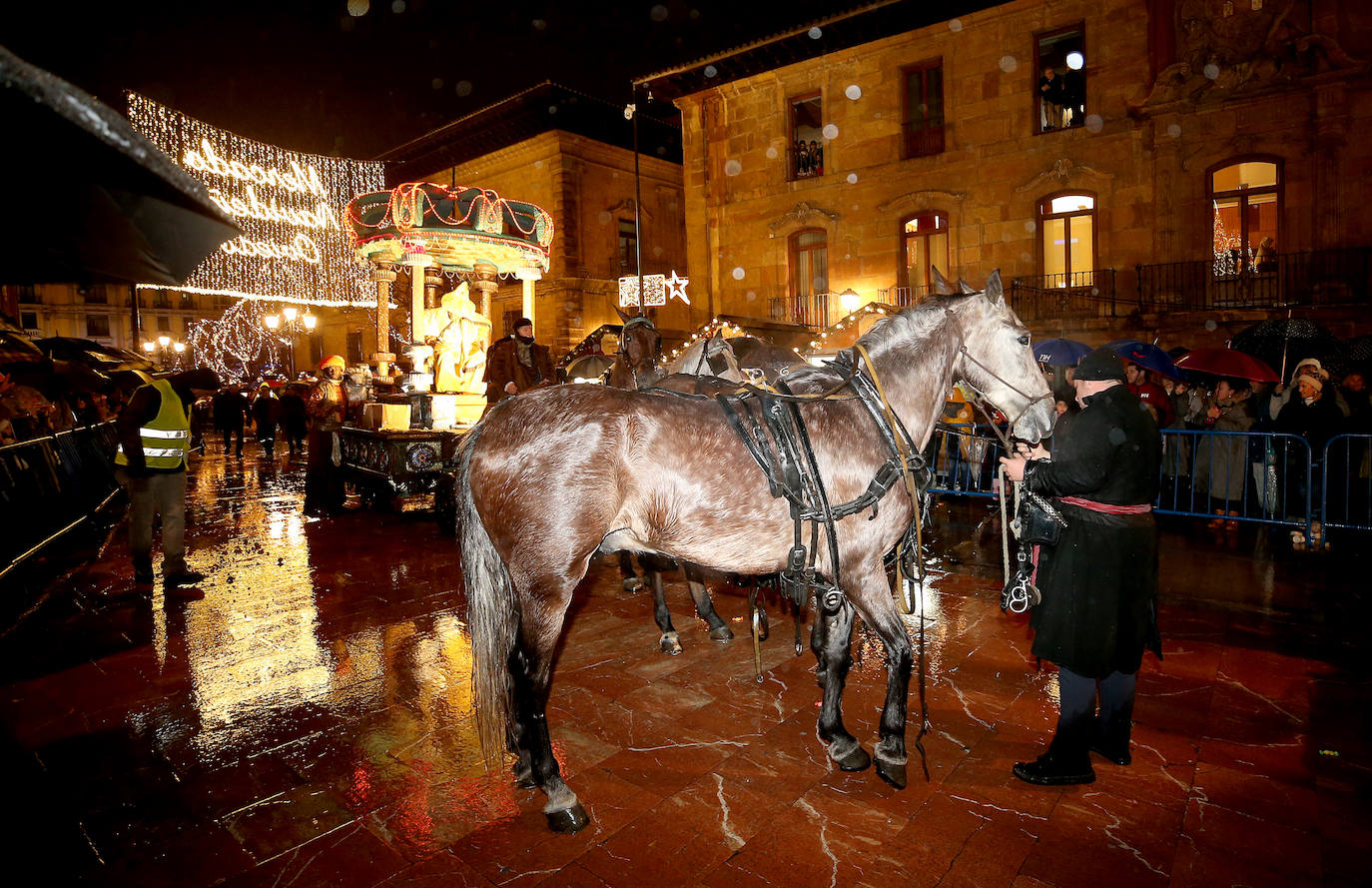 La cabalgata llena de magia e ilusión las calles de Oviedo