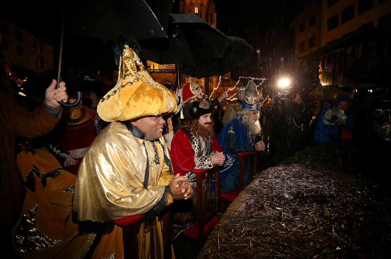 La cabalgata llena de magia e ilusión las calles de Oviedo