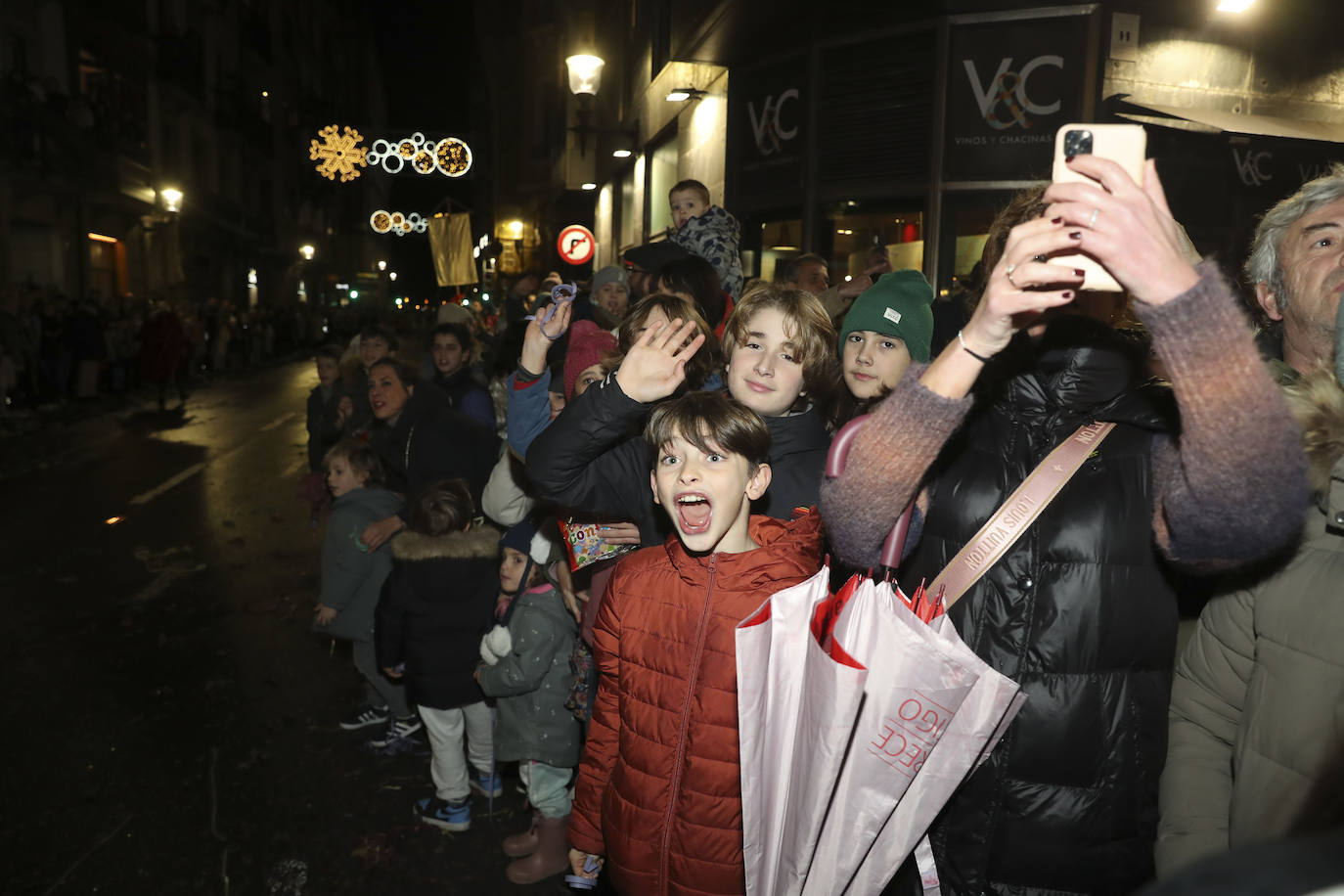 Los Reyes Magos inundan Gijón de ilusión y caramelos