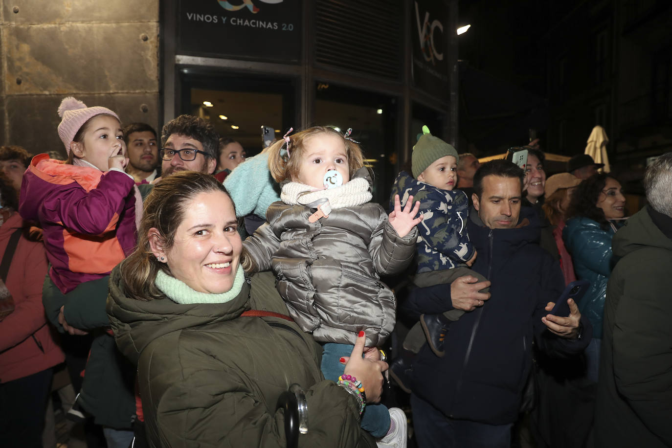 Los Reyes Magos inundan Gijón de ilusión y caramelos