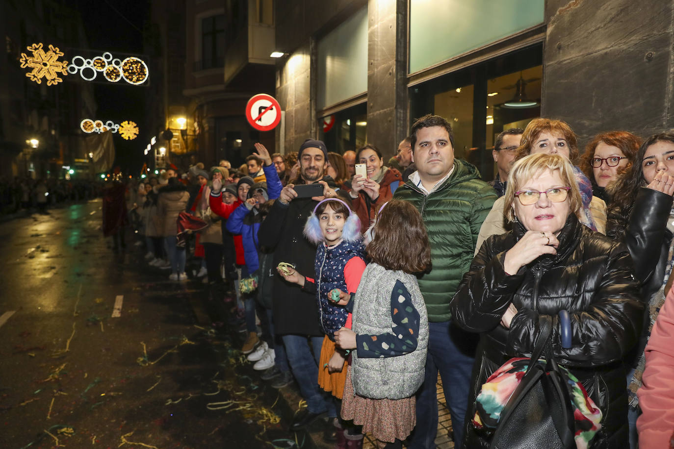 Los Reyes Magos inundan Gijón de ilusión y caramelos