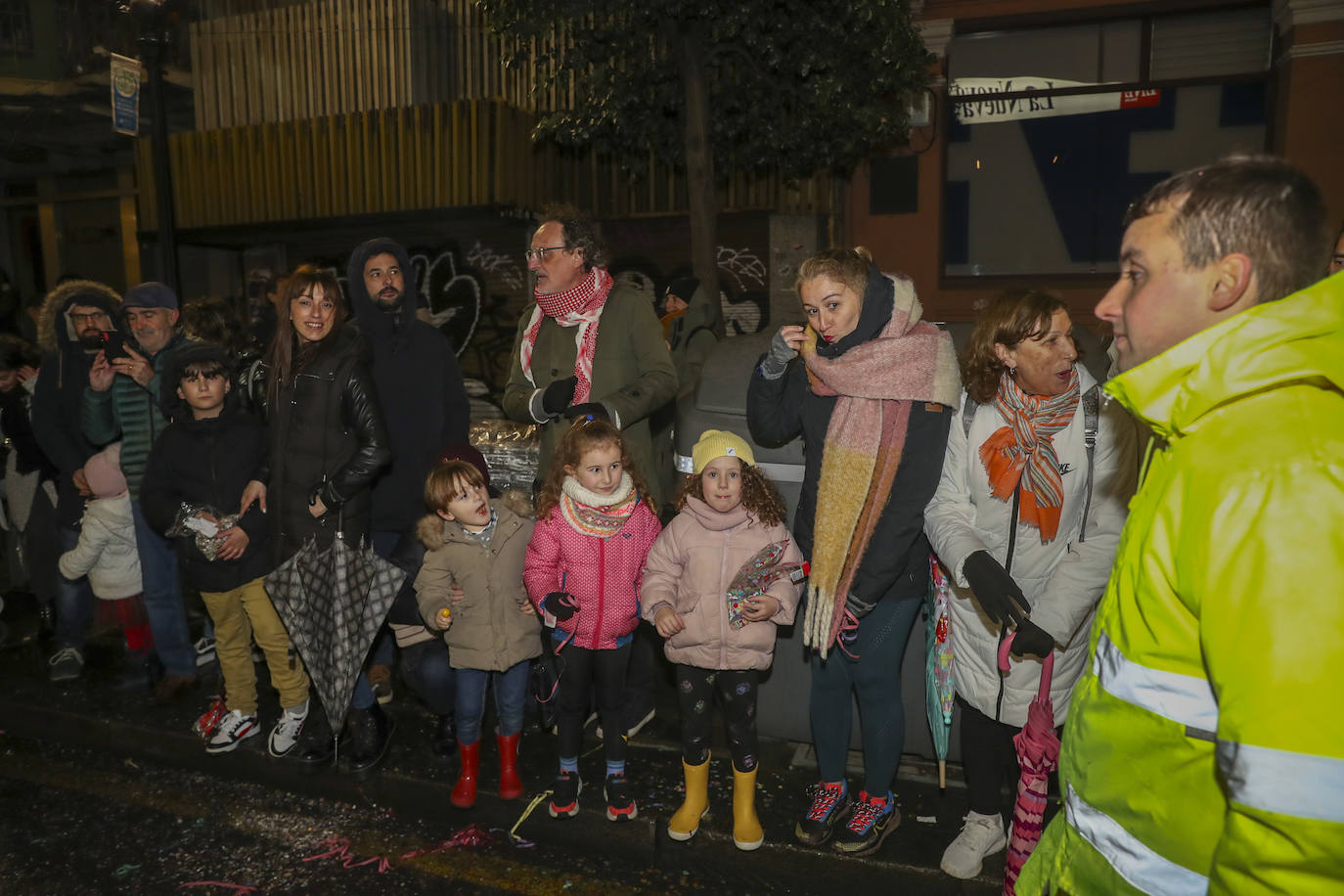 Los Reyes Magos inundan Gijón de ilusión y caramelos