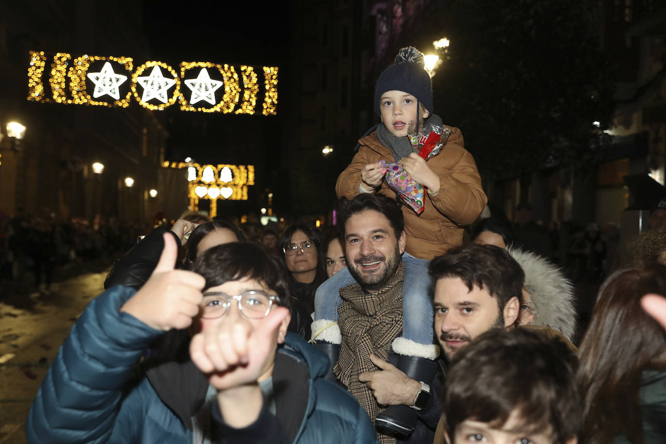 Los Reyes Magos inundan Gijón de ilusión y caramelos