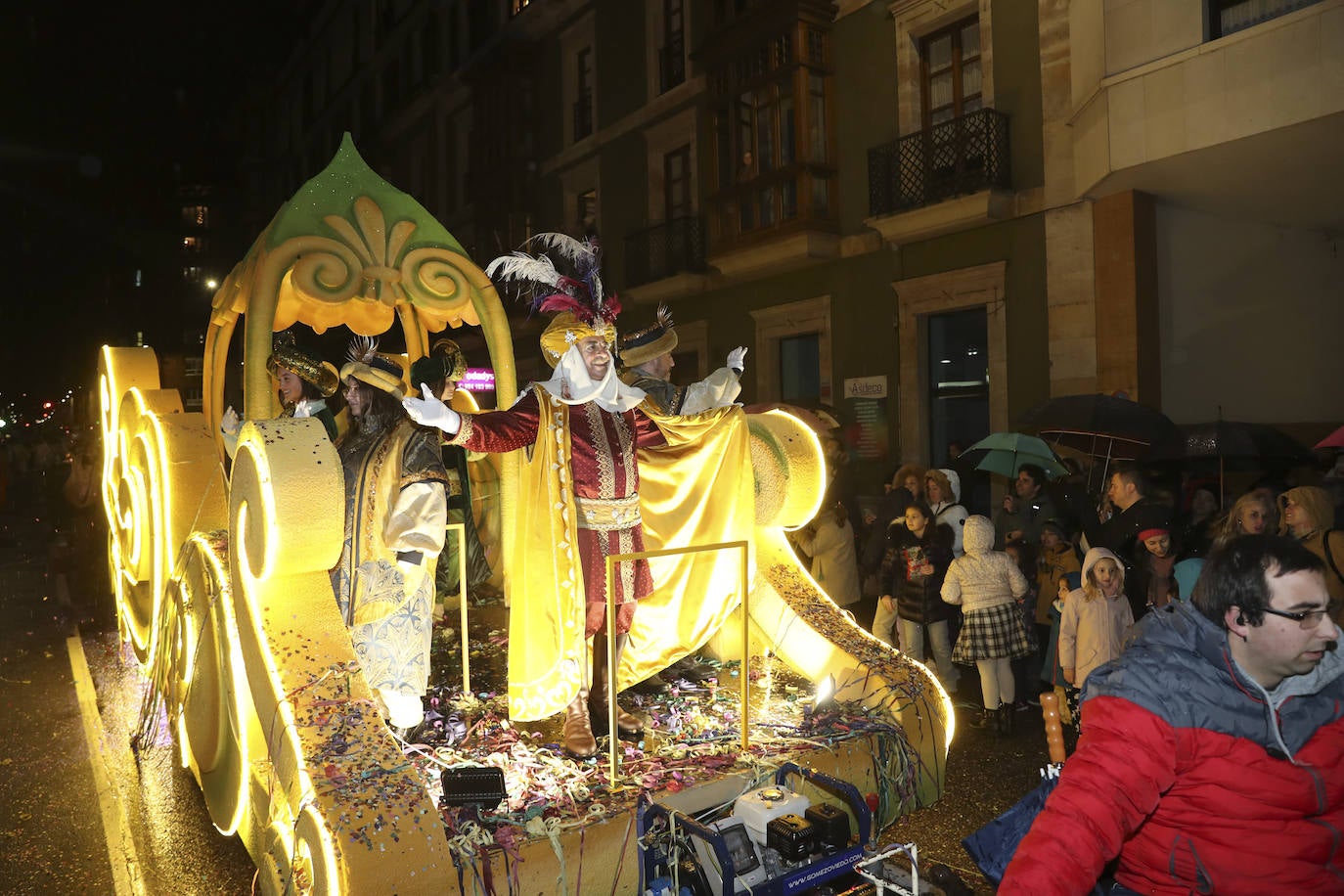 Los Reyes Magos inundan Gijón de ilusión y caramelos