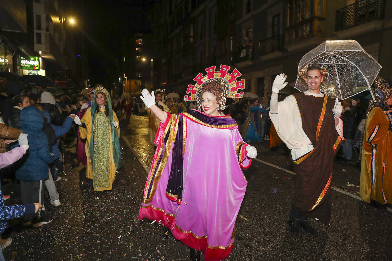 Los Reyes Magos inundan Gijón de ilusión y caramelos