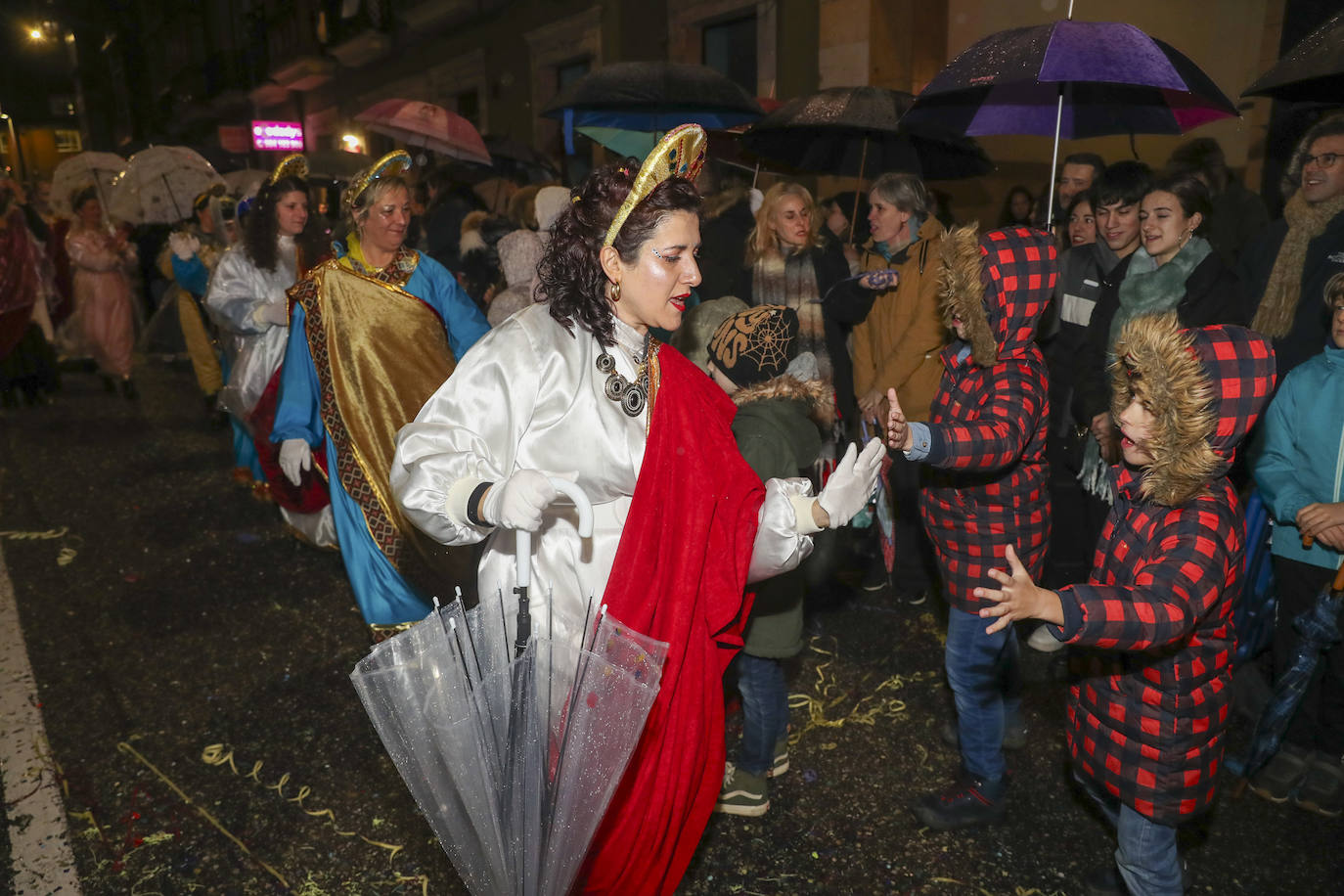 Los Reyes Magos inundan Gijón de ilusión y caramelos