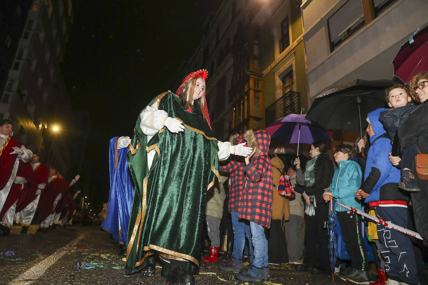 Los Reyes Magos inundan Gijón de ilusión y caramelos