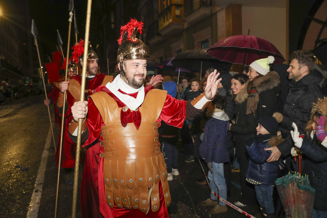 Los Reyes Magos inundan Gijón de ilusión y caramelos