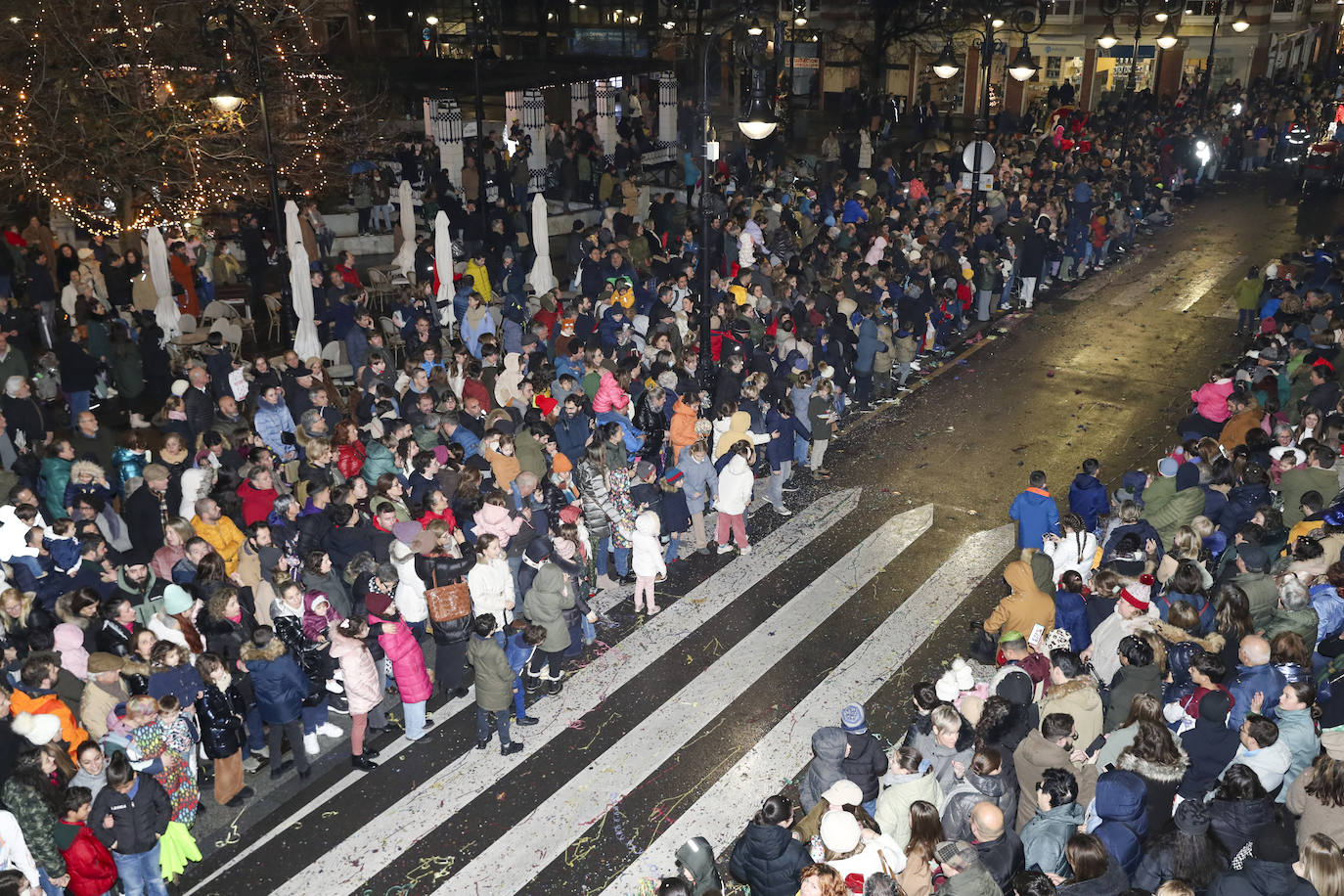 Los Reyes Magos inundan Gijón de ilusión y caramelos