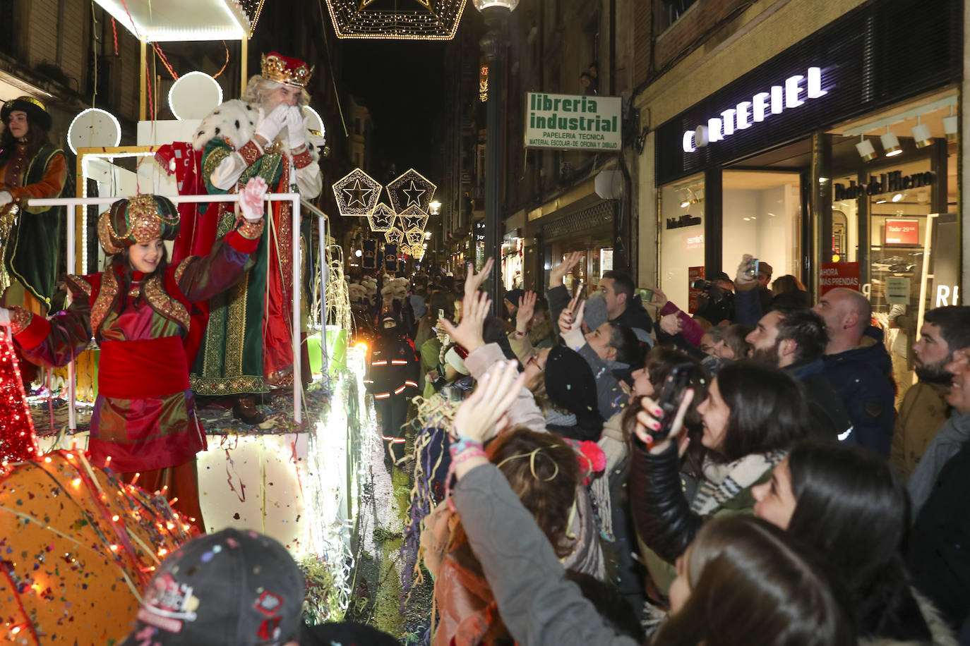 Los Reyes Magos inundan Gijón de ilusión y caramelos