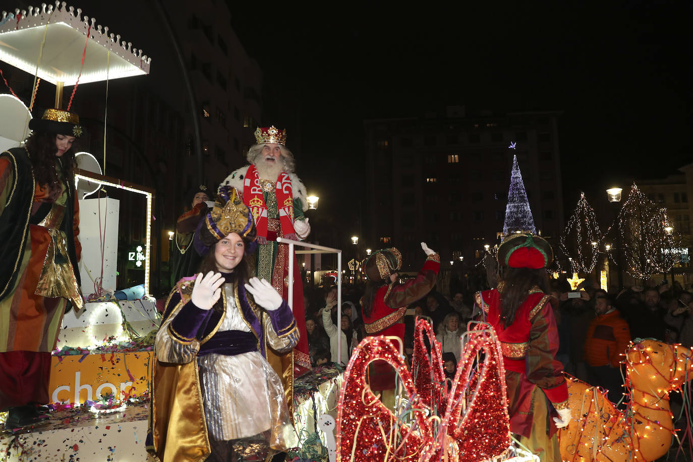 Los Reyes Magos inundan Gijón de ilusión y caramelos