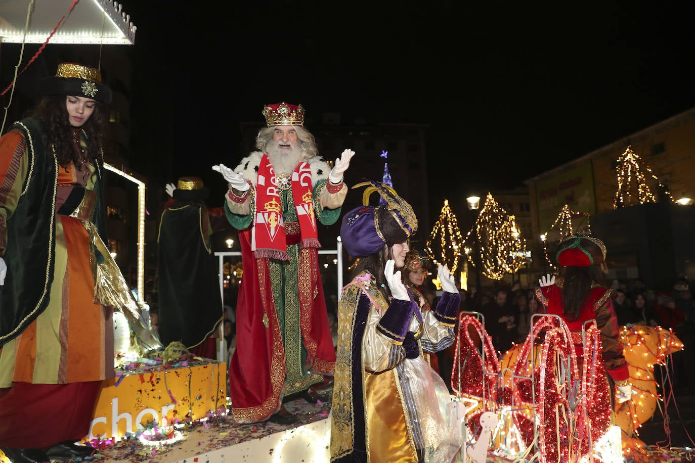 Los Reyes Magos inundan Gijón de ilusión y caramelos