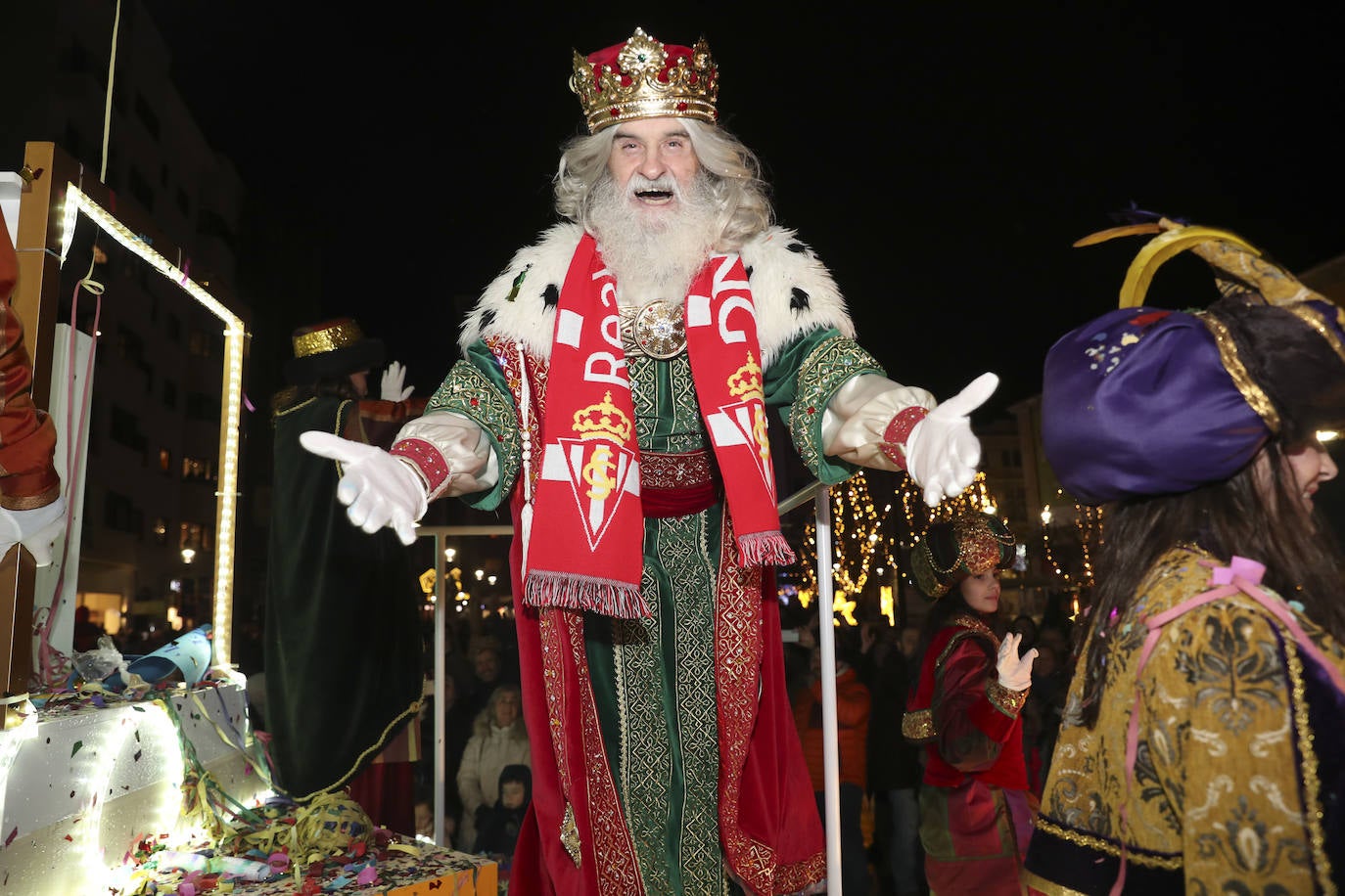 Los Reyes Magos inundan Gijón de ilusión y caramelos