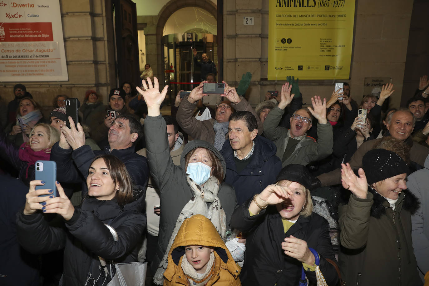 Los Reyes Magos inundan Gijón de ilusión y caramelos