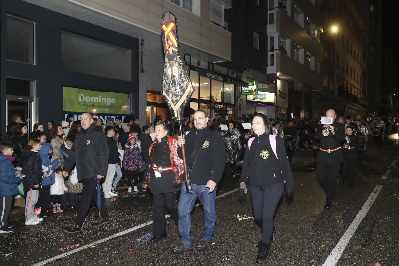 Los Reyes Magos inundan Gijón de ilusión y caramelos