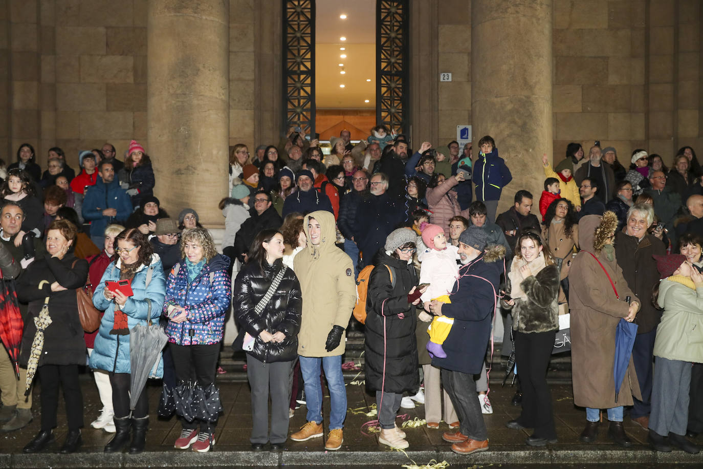 Los Reyes Magos inundan Gijón de ilusión y caramelos