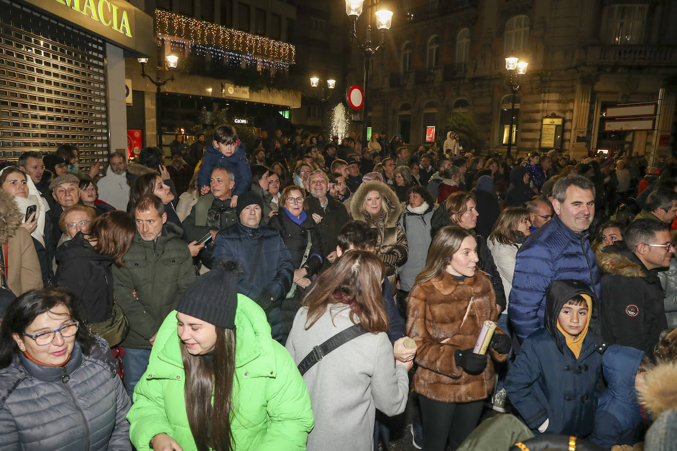 Los Reyes Magos inundan Gijón de ilusión y caramelos