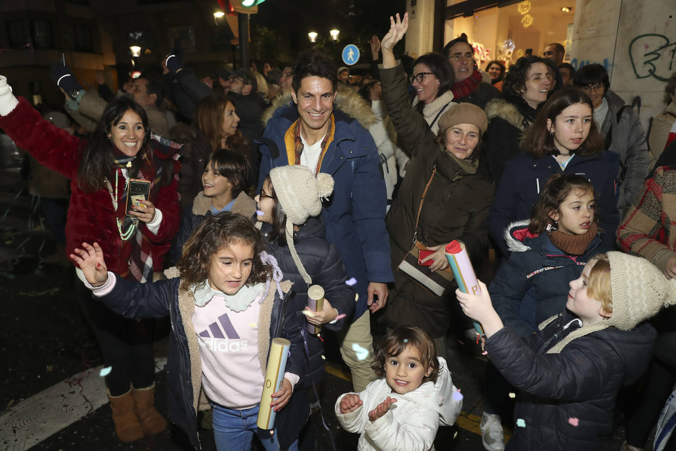 Los Reyes Magos inundan Gijón de ilusión y caramelos