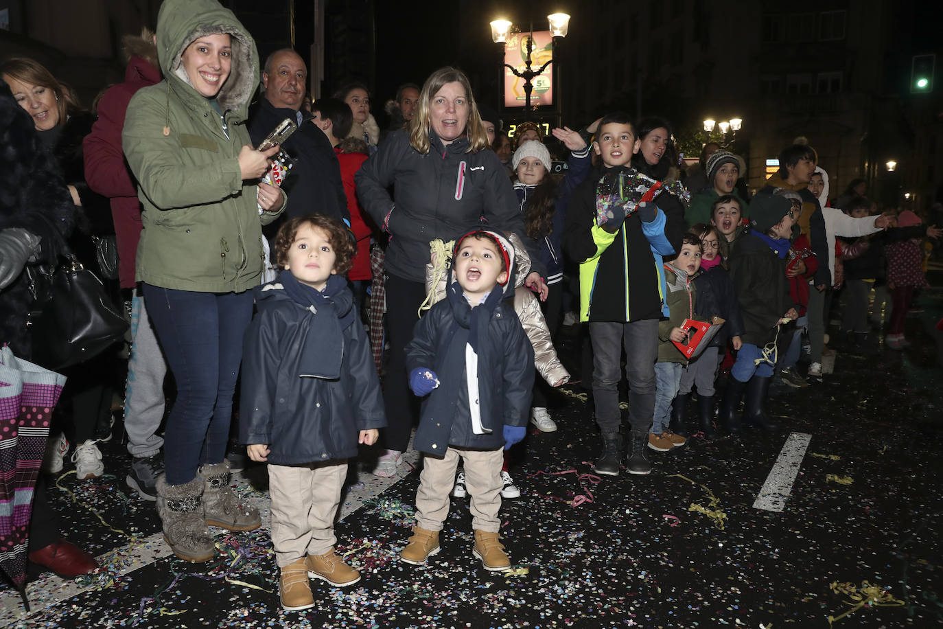 Los Reyes Magos inundan Gijón de ilusión y caramelos