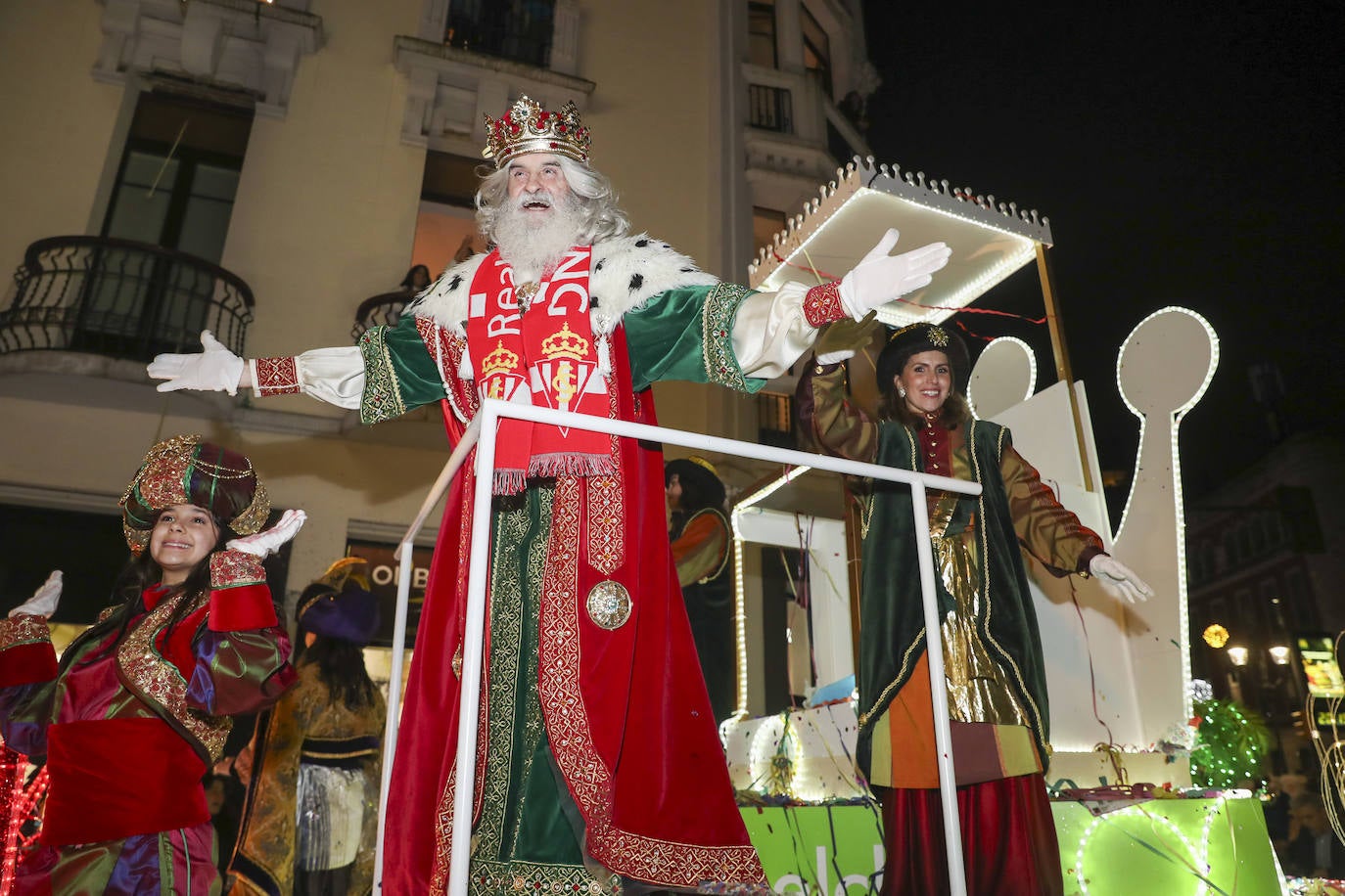 Los Reyes Magos inundan Gijón de ilusión y caramelos