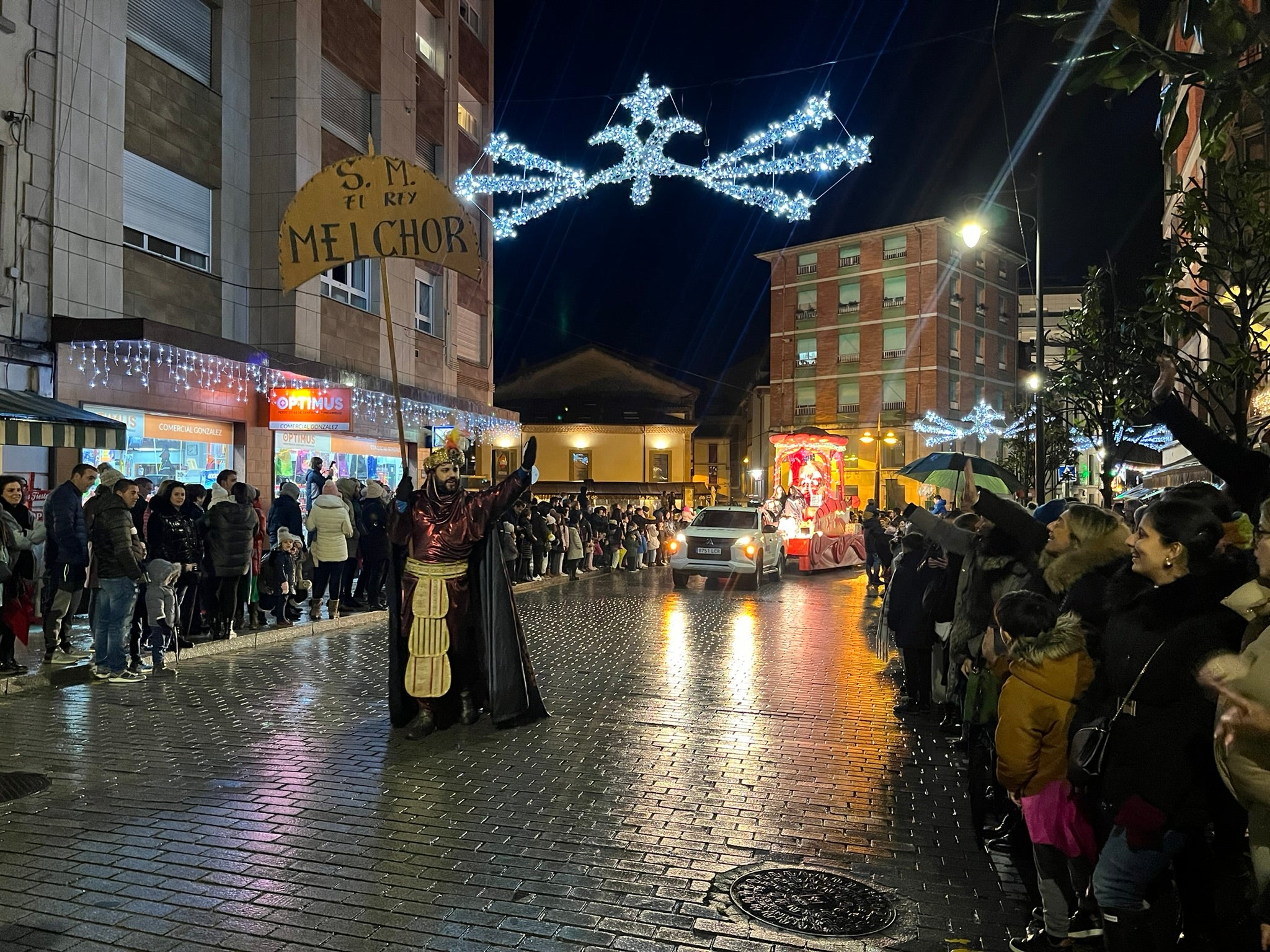 La Pola se rinde a Melchor, Gaspar y Baltasar con una colorida cabalgata